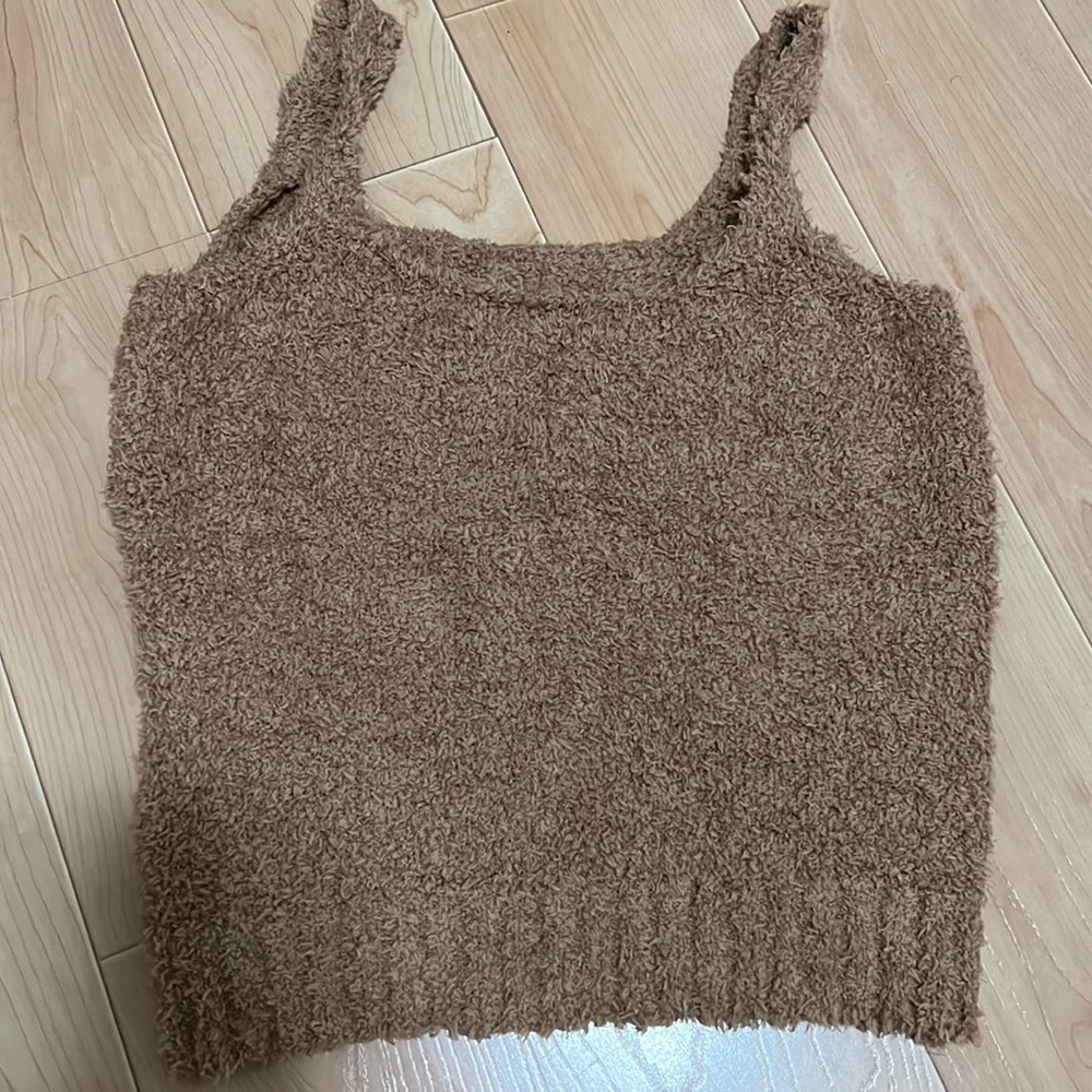 Skims fluffy top!